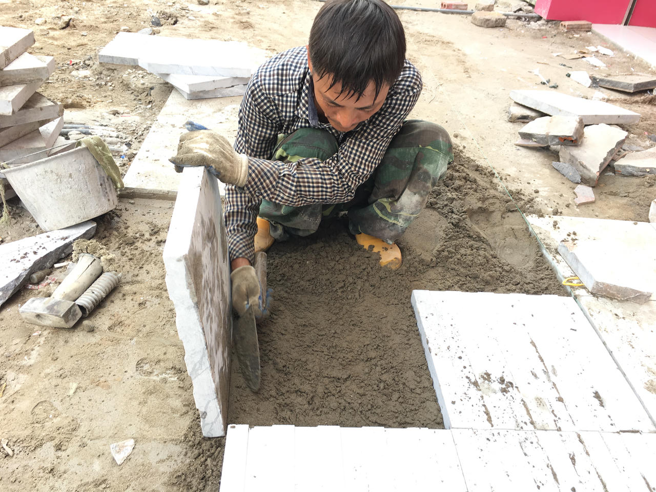 Thay 'áo' mới bền đẹp cho vỉa hè Hà Nội