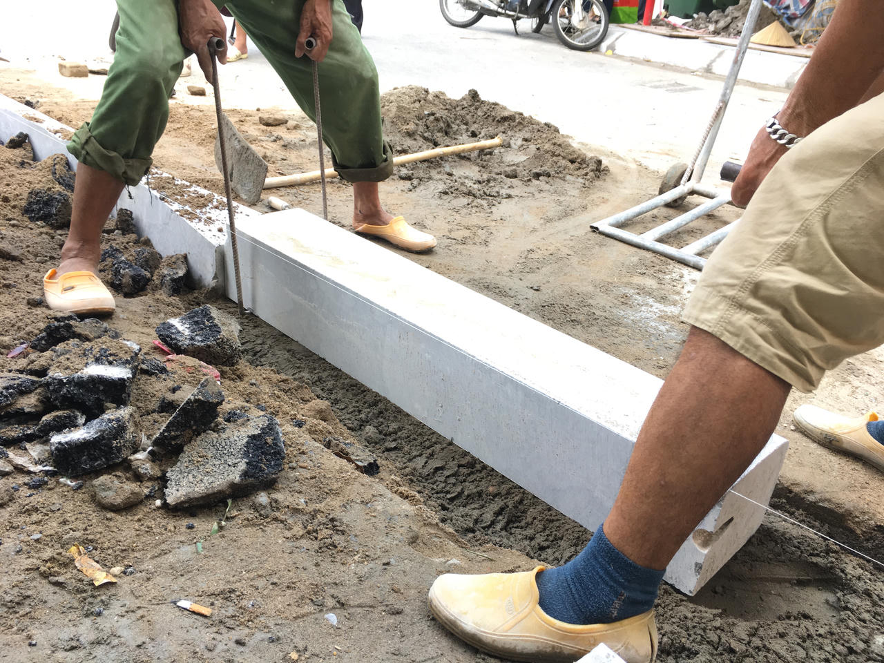 Thay 'áo' mới bền đẹp cho vỉa hè Hà Nội