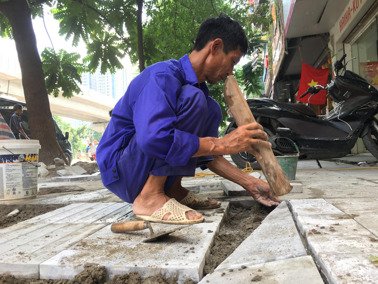 Thay 'áo' mới bền đẹp cho vỉa hè Hà Nội