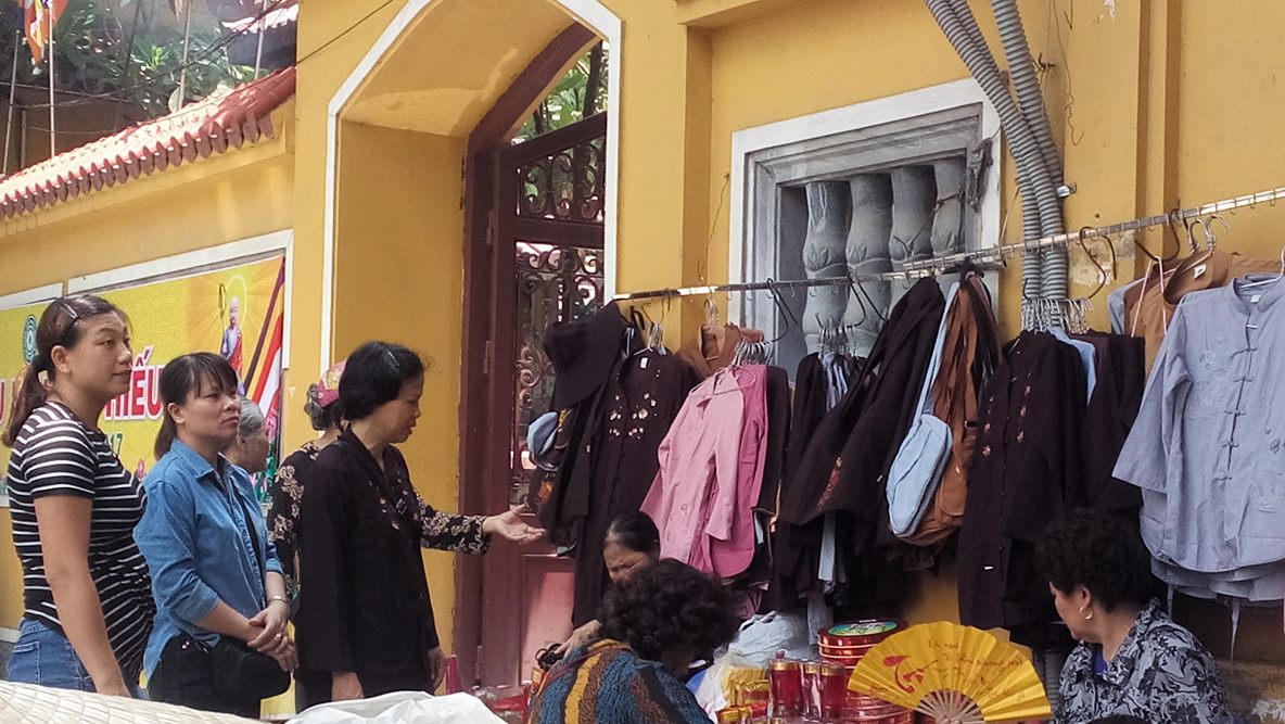 Kinh doanh áo lam 'hái ra tiền' mùa Vu lan