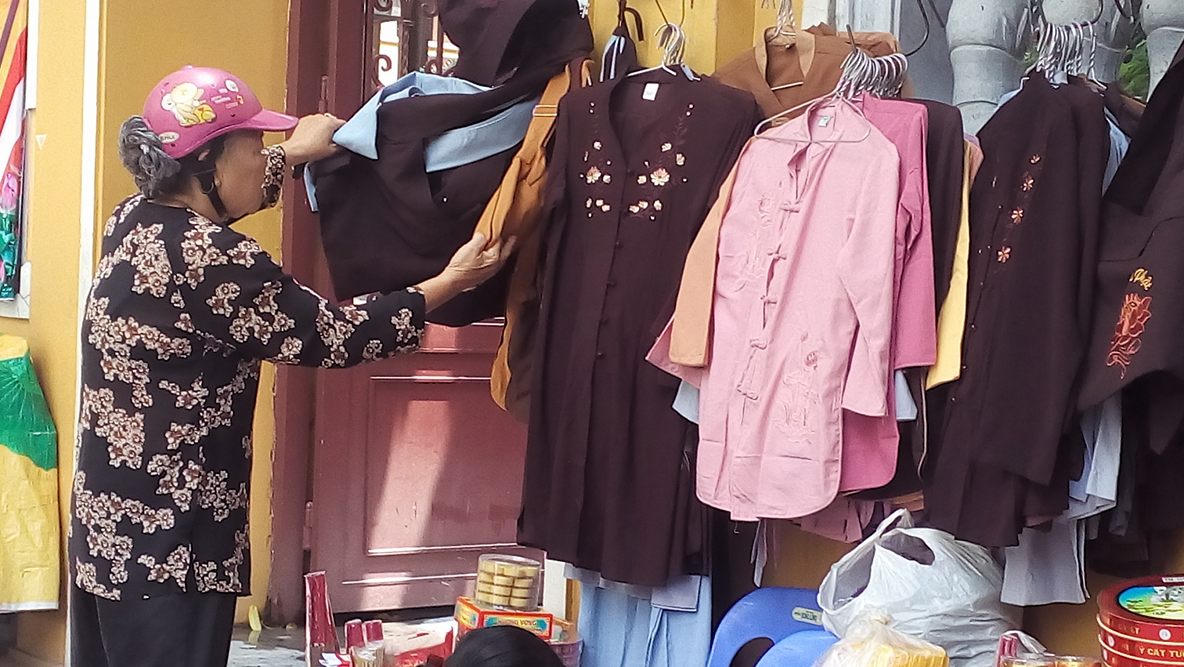 Kinh doanh áo lam 'hái ra tiền' mùa Vu lan