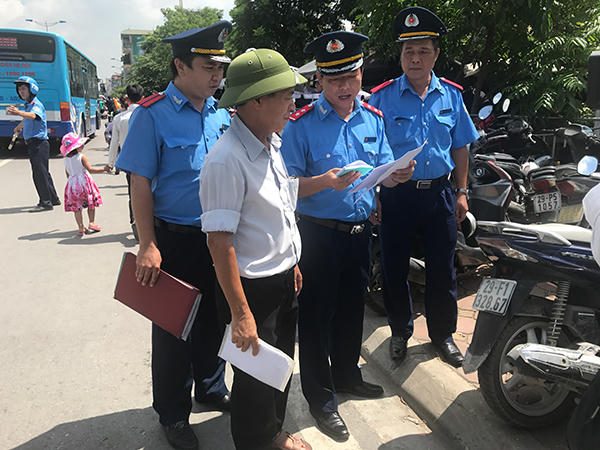 Phạt 25 triệu đồng bãi xe không phép cạnh công viên Thủ Lệ