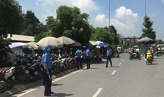 Phạt 25 triệu đồng bãi xe không phép cạnh công viên Thủ Lệ