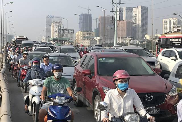 Đường Hà Nội ùn tắc sau nghỉ lễ, xe máy di chuyển bằng... chân người