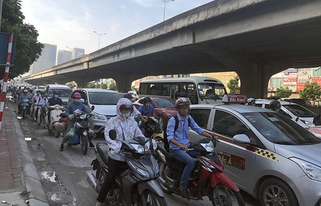 Đường Hà Nội ùn tắc sau nghỉ lễ, xe máy di chuyển bằng... chân người