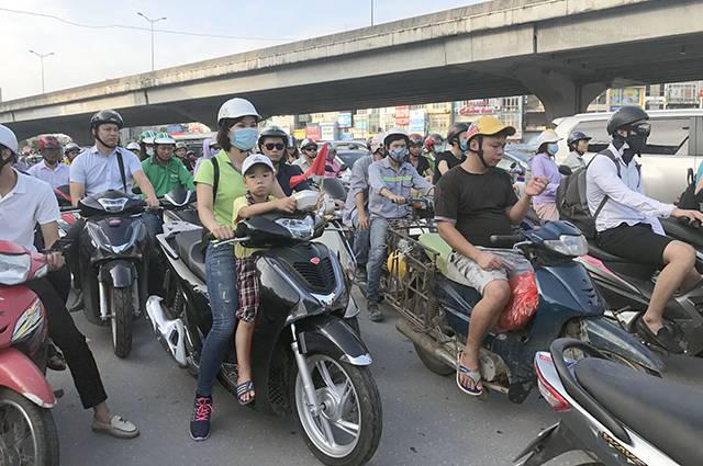Đường Hà Nội ùn tắc sau nghỉ lễ, xe máy di chuyển bằng... chân người