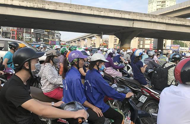 Đường Hà Nội ùn tắc sau nghỉ lễ, xe máy di chuyển bằng... chân người