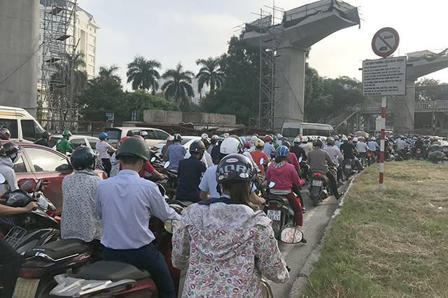 Đường Hà Nội ùn tắc sau nghỉ lễ, xe máy di chuyển bằng... chân người
