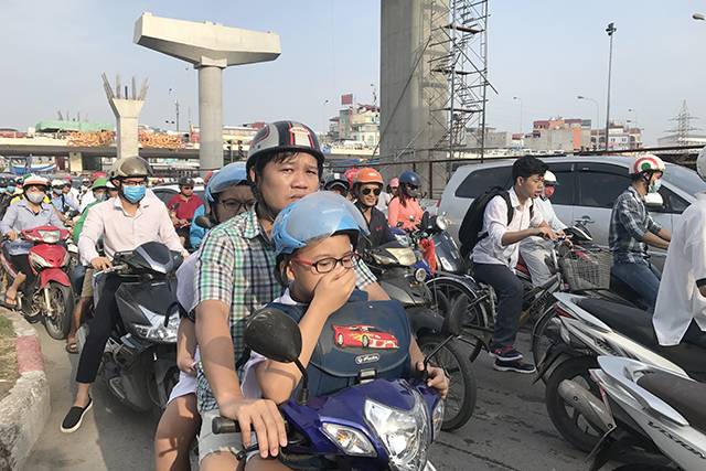 Đường Hà Nội ùn tắc sau nghỉ lễ, xe máy di chuyển bằng... chân người