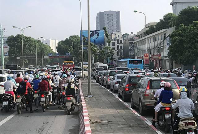 Đường Hà Nội ùn tắc sau nghỉ lễ, xe máy di chuyển bằng... chân người