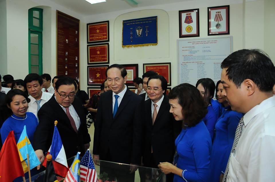 Chủ tịch nước Trần Đại Quang chung vui với thầy trò Trường THCS Trưng Vương