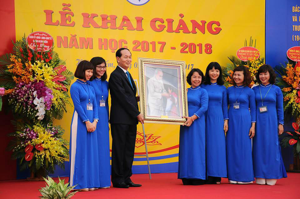 Chủ tịch nước Trần Đại Quang chung vui với thầy trò Trường THCS Trưng Vương