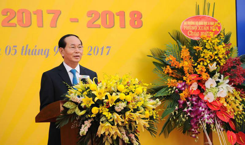 Chủ tịch nước Trần Đại Quang chung vui với thầy trò Trường THCS Trưng Vương