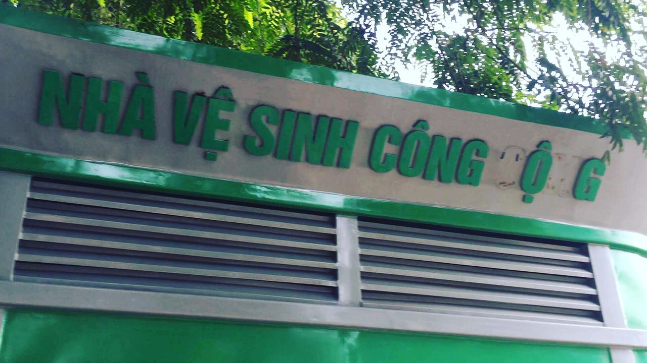 Nhà vệ sinh công cộng ở Thủ đô: đầu tư cả trăm triệu để...ngắm!