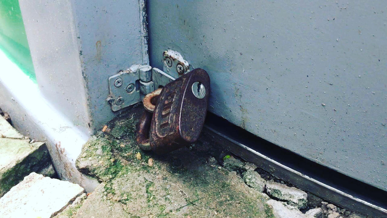 Nhà vệ sinh công cộng ở Thủ đô: đầu tư cả trăm triệu để...ngắm!