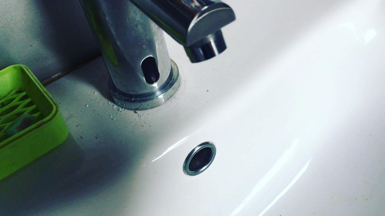 Nhà vệ sinh công cộng ở Thủ đô: đầu tư cả trăm triệu để...ngắm!