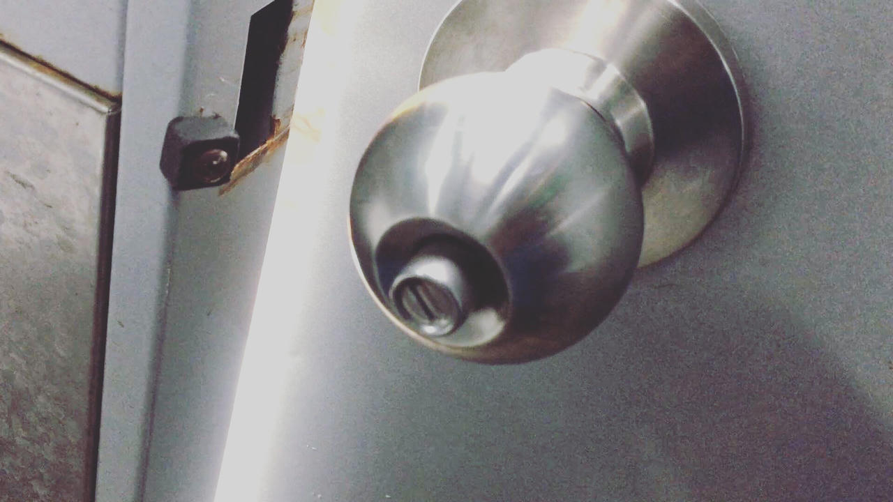 Nhà vệ sinh công cộng ở Thủ đô: đầu tư cả trăm triệu để...ngắm!