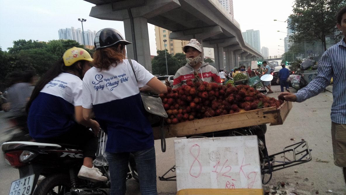 Rộ “độc chiêu” bán hàng nửa cân của dân buôn hoa quả vỉa hè