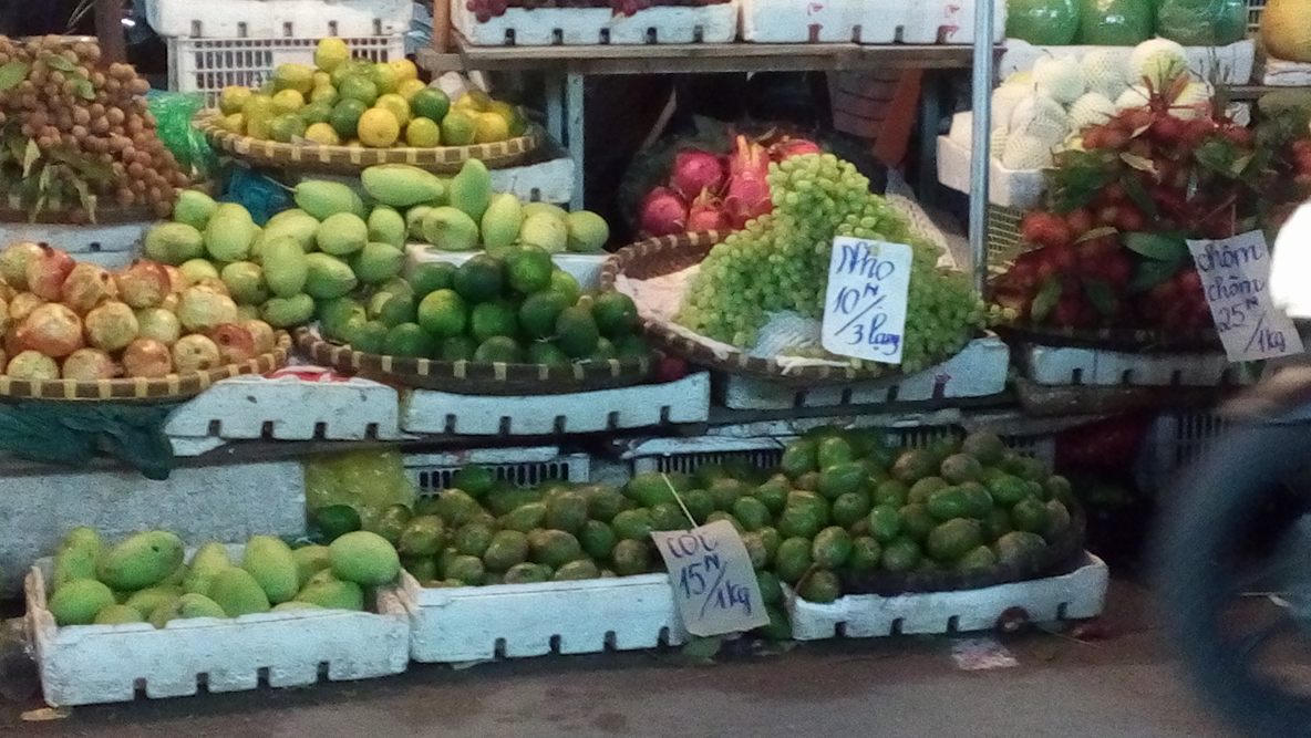 Rộ “độc chiêu” bán hàng nửa cân của dân buôn hoa quả vỉa hè