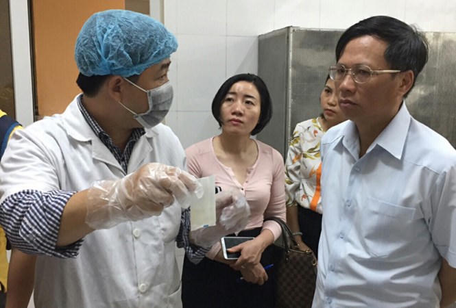 Rau xanh tồn dư thuốc bảo vệ thực vật trong bếp ăn trường mầm non Hoàng Liệt