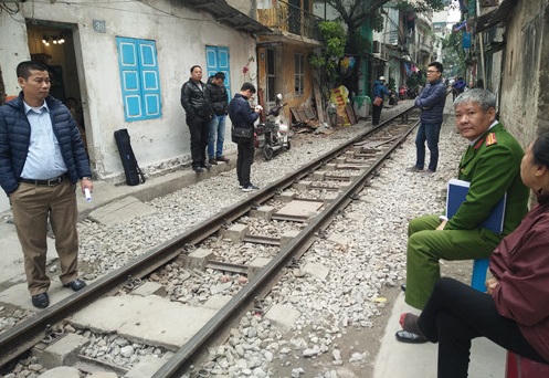 Hà Nội: Xóa sổ các quán cà phê nằm giữa đường tàu 