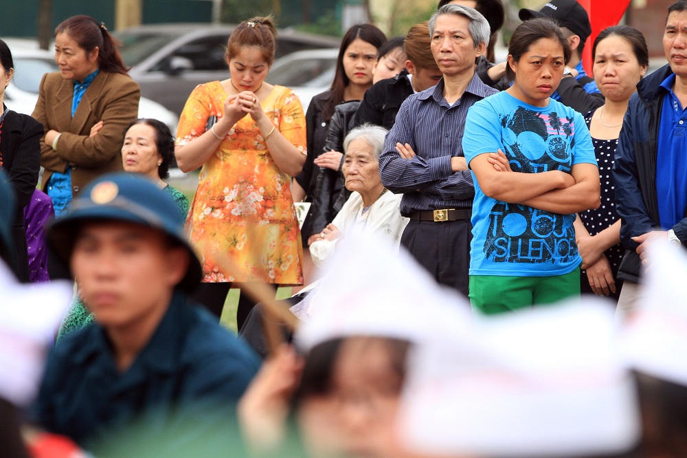 Hà Nội: Người thân bịn rịn tiễn các tân binh lên đường nhập ngũ