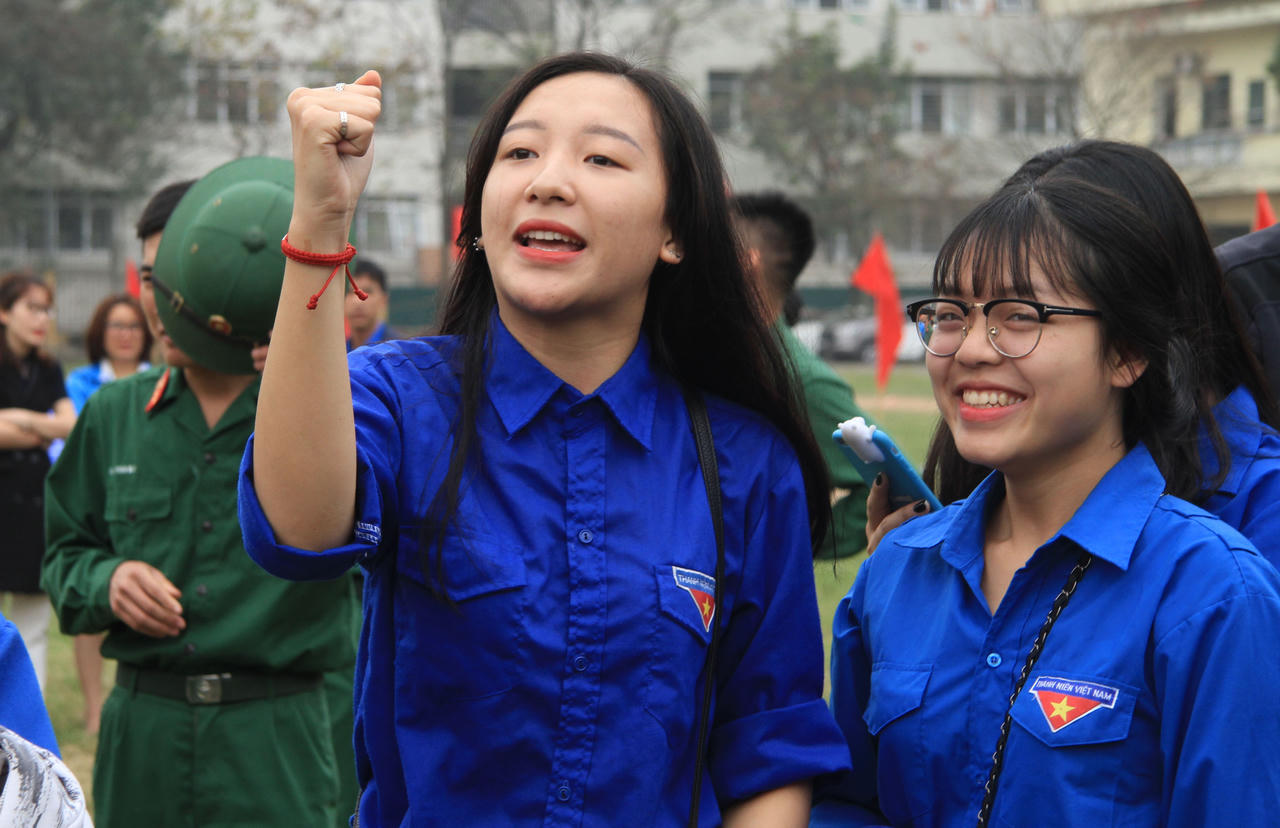 Hà Nội: Người thân bịn rịn tiễn các tân binh lên đường nhập ngũ