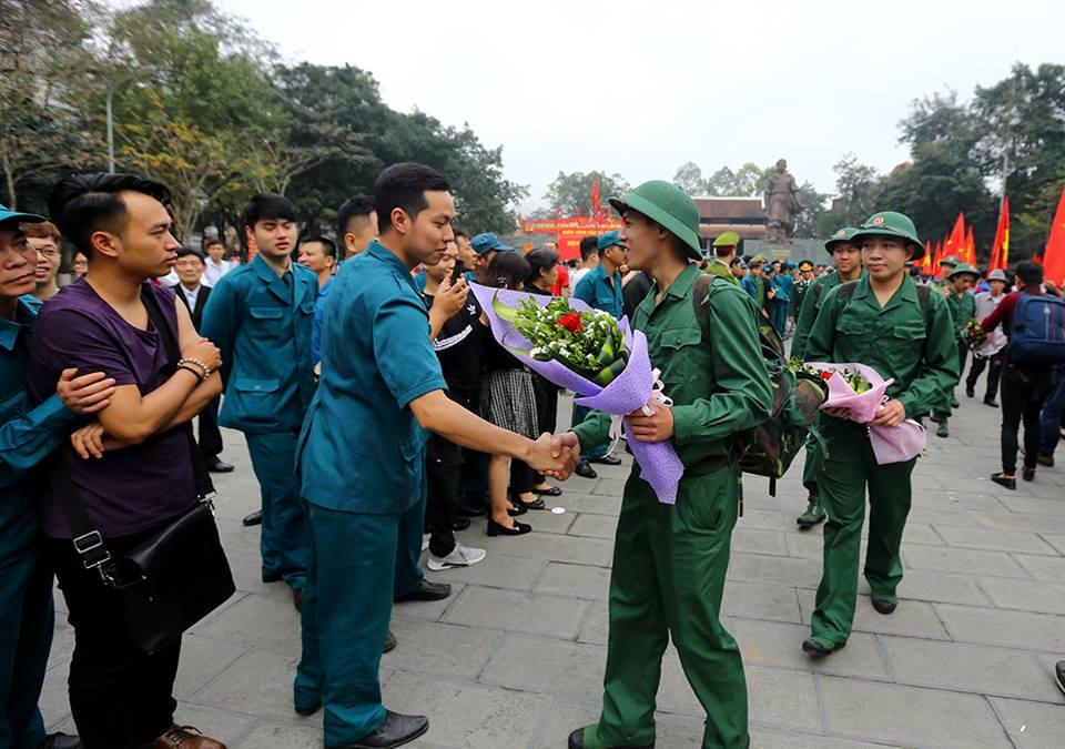 Hà Nội: Người thân bịn rịn tiễn các tân binh lên đường nhập ngũ