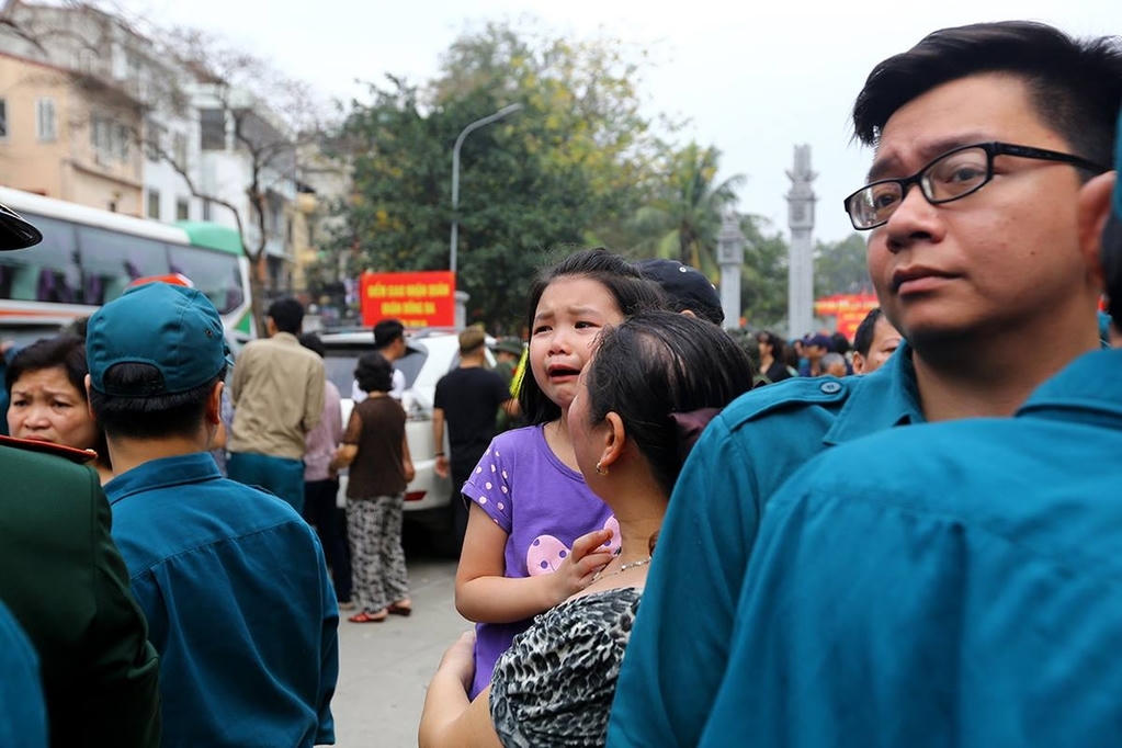 Hà Nội: Người thân bịn rịn tiễn các tân binh lên đường nhập ngũ