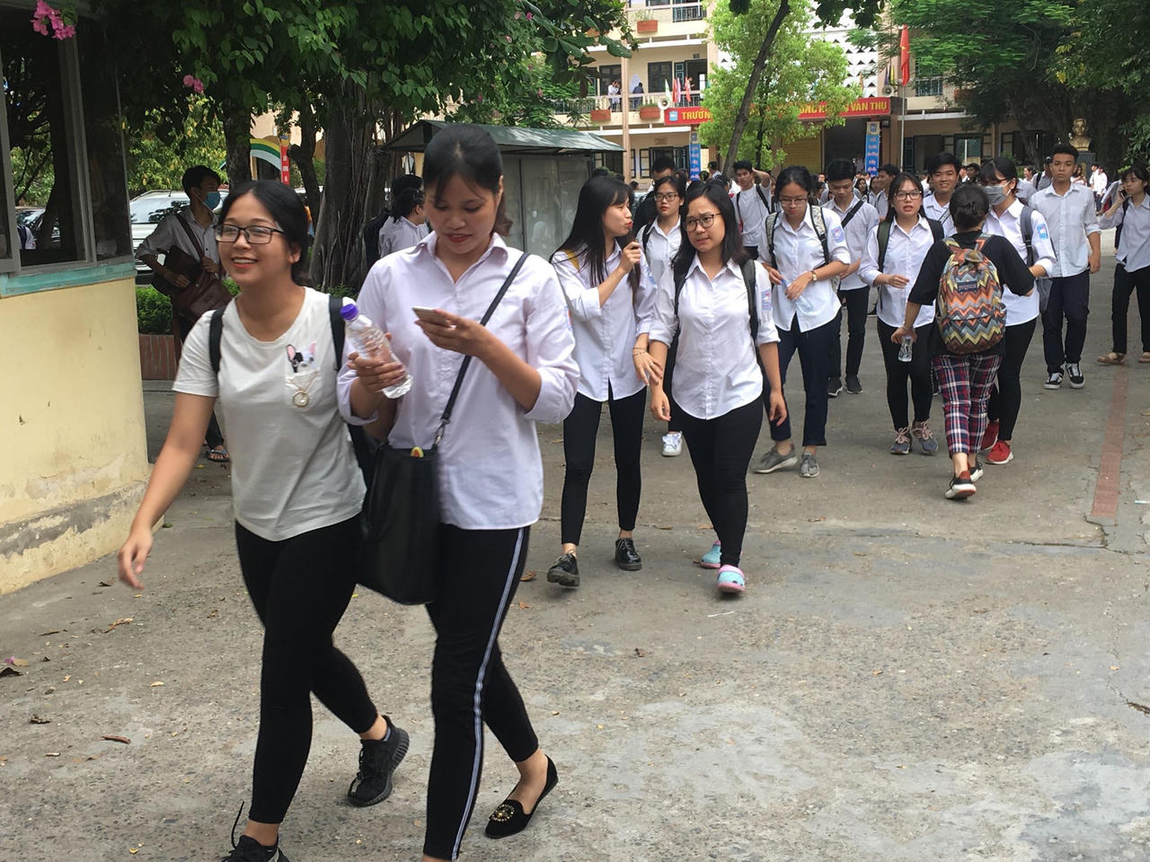 Kết thúc ngày đầu tiên kỳ thi THPT Quốc gia: Đề Văn và Toán đều khó