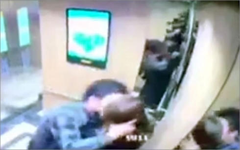 Phạt người đàn ông 'cưỡng hôn' 200.000 đồng, phẩm hạnh phụ nữ có bị coi thường?