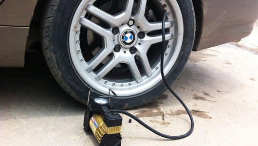 Sử dụng bơm lốp ô tô mini như thế nào khi lốp xe gặp sự cố?