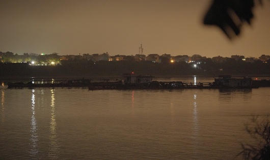 Bắt quả tang 5 tàu khai thác cát trái phép trên sông Hồng