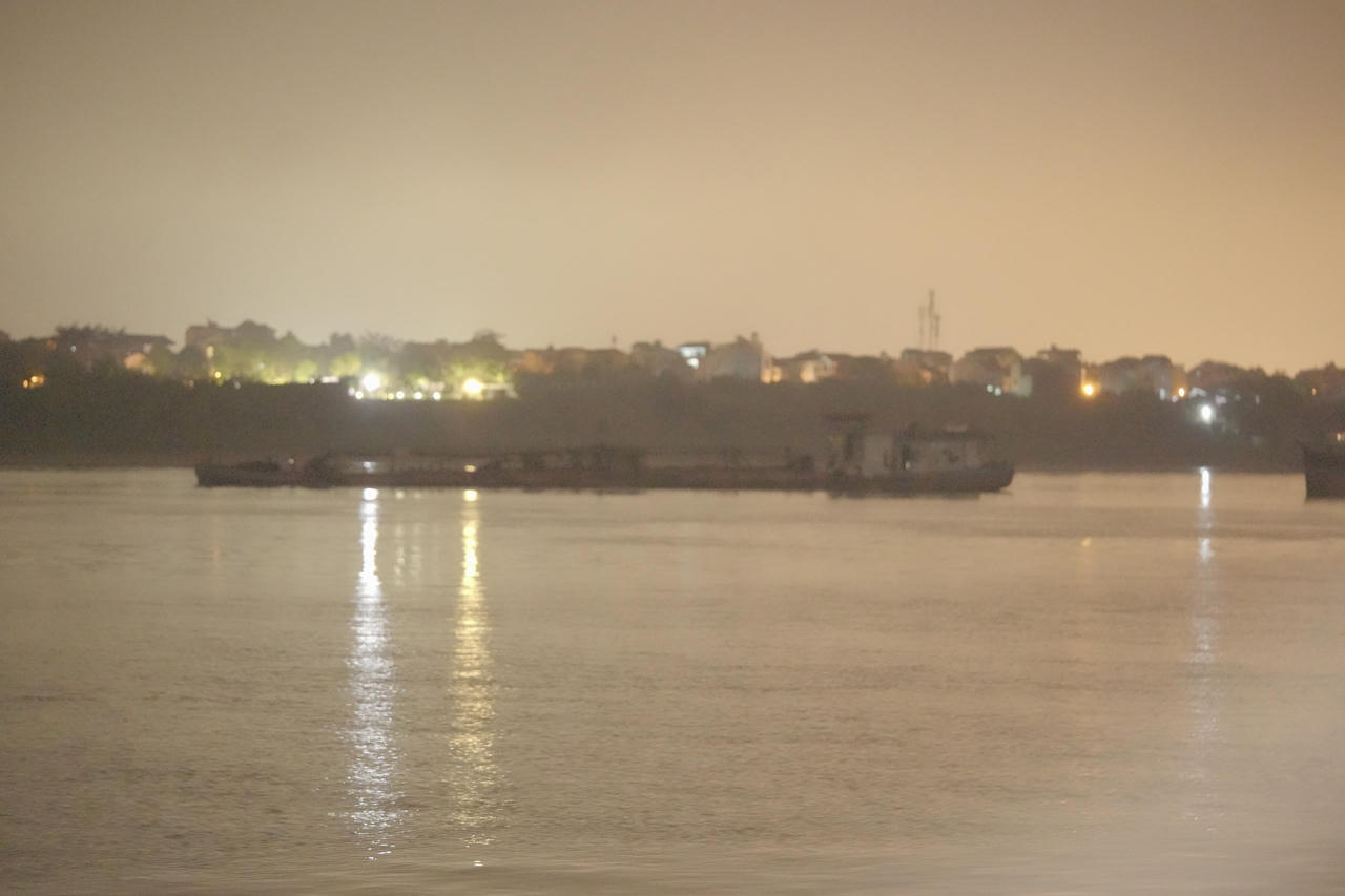 Bắt quả tang 5 tàu khai thác cát trái phép trên sông Hồng