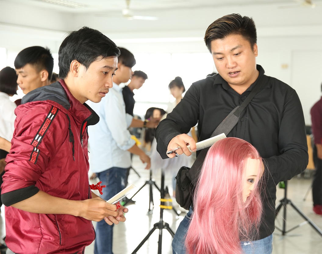 Giới trẻ hào hứng tham gia “Một ngày trải nghiệm làm nhà tạo mẫu tóc” tại Thảo Tây