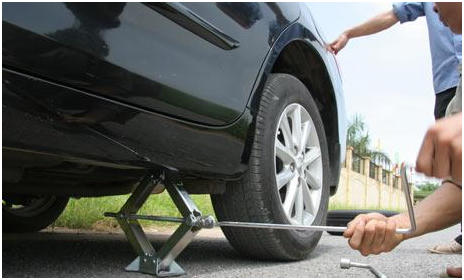 Cách tự thay lốp xe ô tô dự phòng 