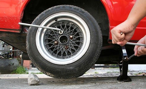 Cách tự thay lốp xe ô tô dự phòng 