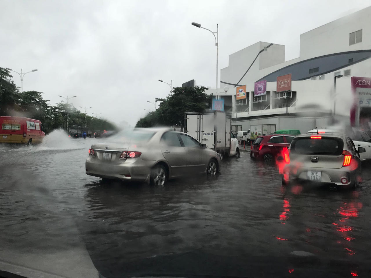 Mưa gió ào ào kéo đổ cây, nhiều đoạn phố Hà Nội bắt đầu ngập