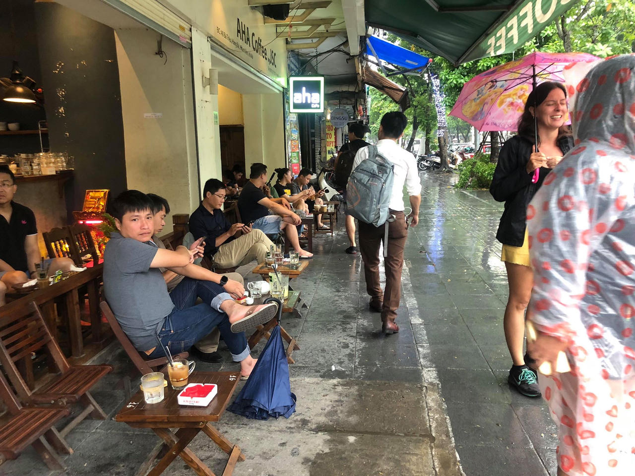 Mưa gió ào ào kéo đổ cây, nhiều đoạn phố Hà Nội bắt đầu ngập