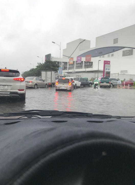 Mưa gió ào ào kéo đổ cây, nhiều đoạn phố Hà Nội bắt đầu ngập