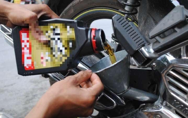 Kinh nghiệm “xương máu” khi đi xe ga trong ngày mưa to, ngập nuớc