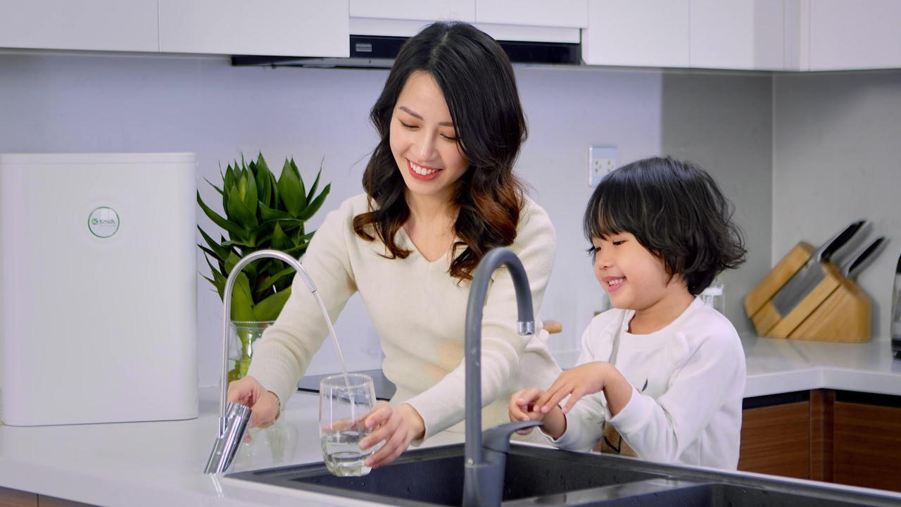 Xu hướng sử dụng máy lọc nước thay nước đóng chai tiết kiệm chi phí sinh hoạt và bảo vệ môi trường