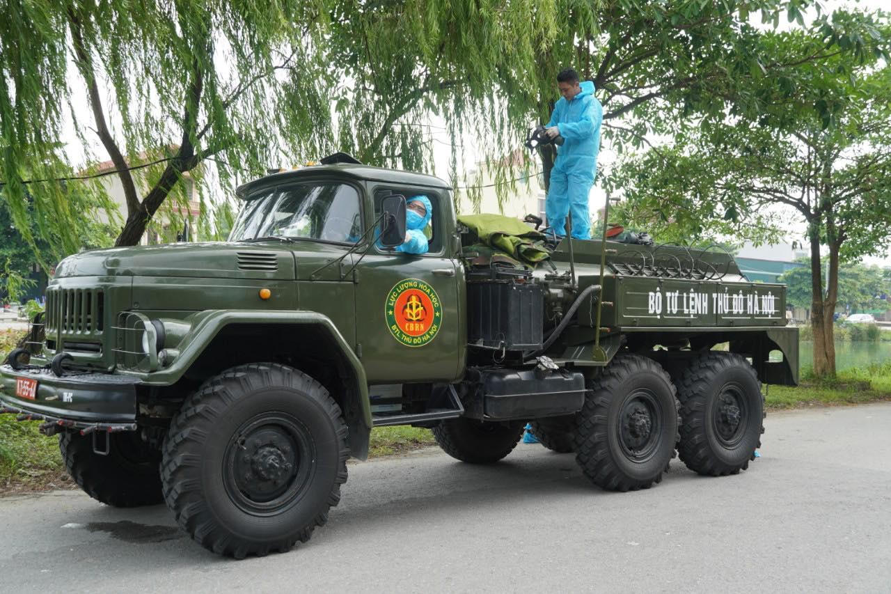 Bộ Tư lệnh Thủ đô tiến hành phun khử khuẩn một số khu vực tại Hà Nội