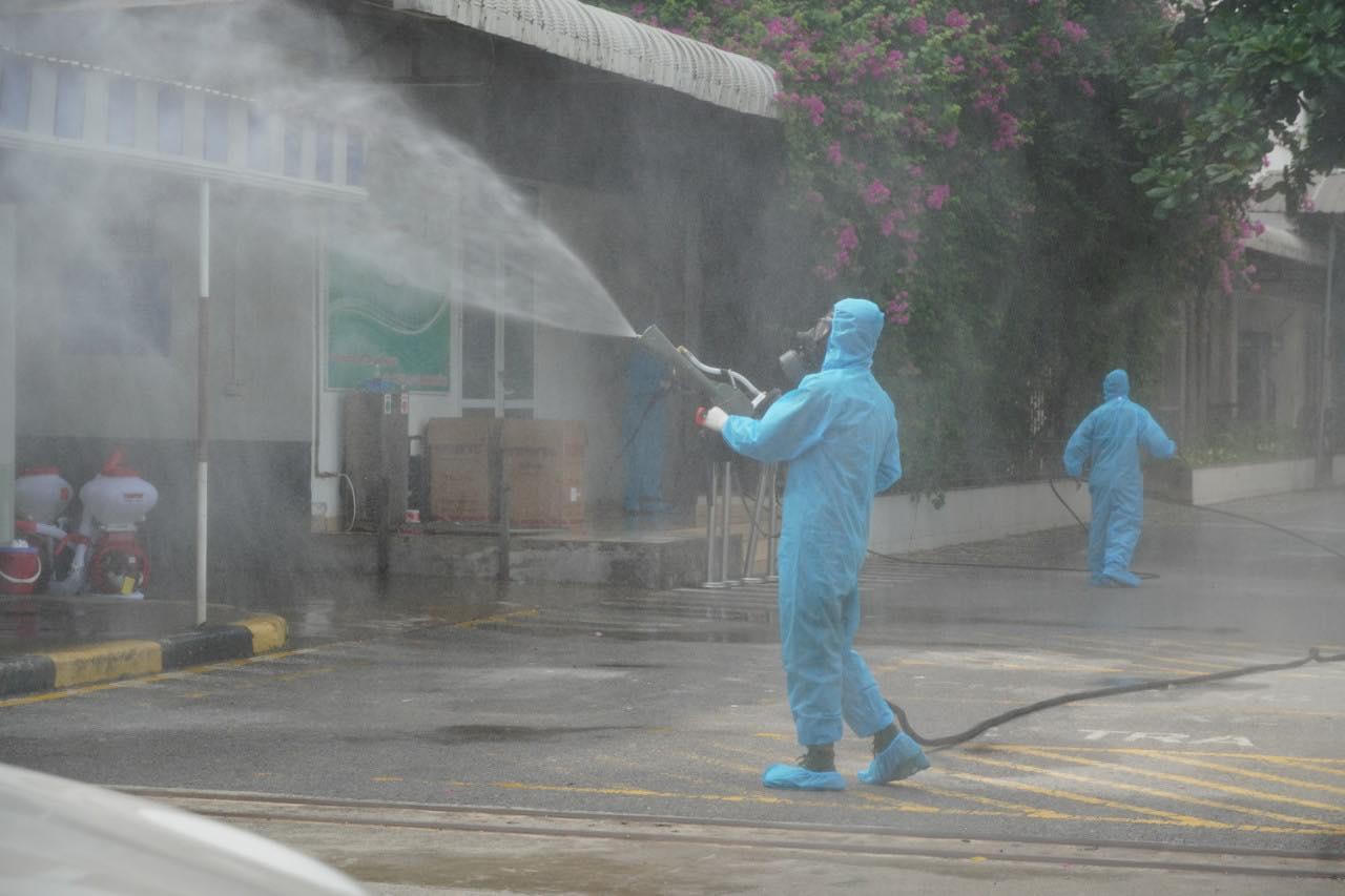 Bộ Tư lệnh Thủ đô tiến hành phun khử khuẩn một số khu vực tại Hà Nội