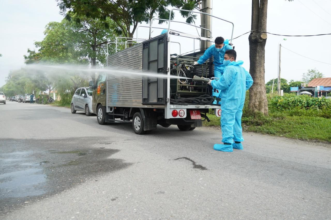 Bộ Tư lệnh Thủ đô tiến hành phun khử khuẩn một số khu vực tại Hà Nội