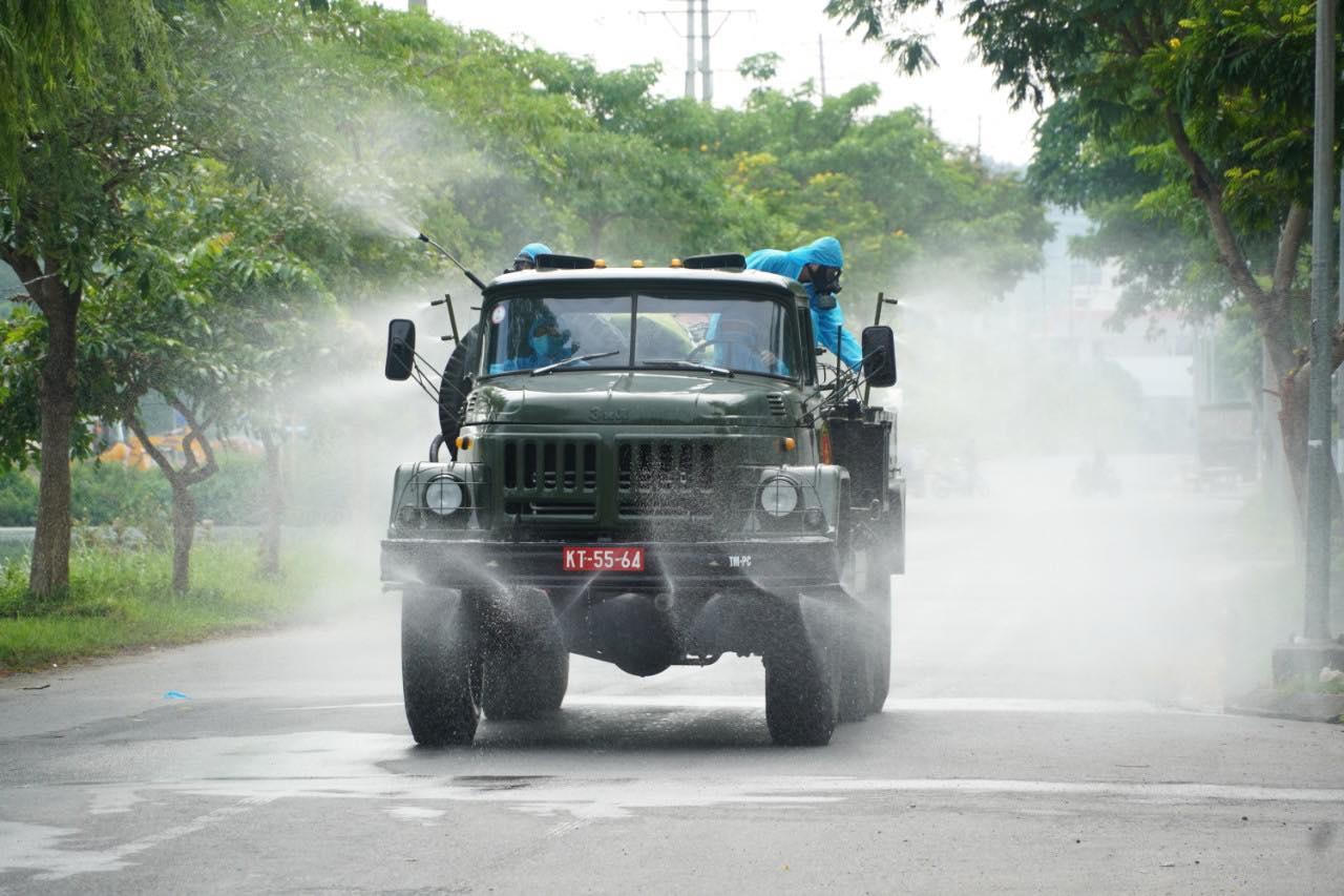 Bộ Tư lệnh Thủ đô tiến hành phun khử khuẩn một số khu vực tại Hà Nội
