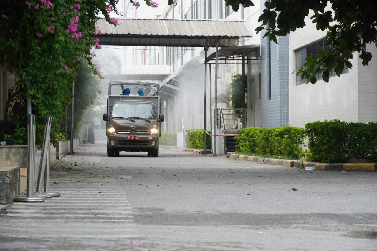 Bộ Tư lệnh Thủ đô tiến hành phun khử khuẩn một số khu vực tại Hà Nội