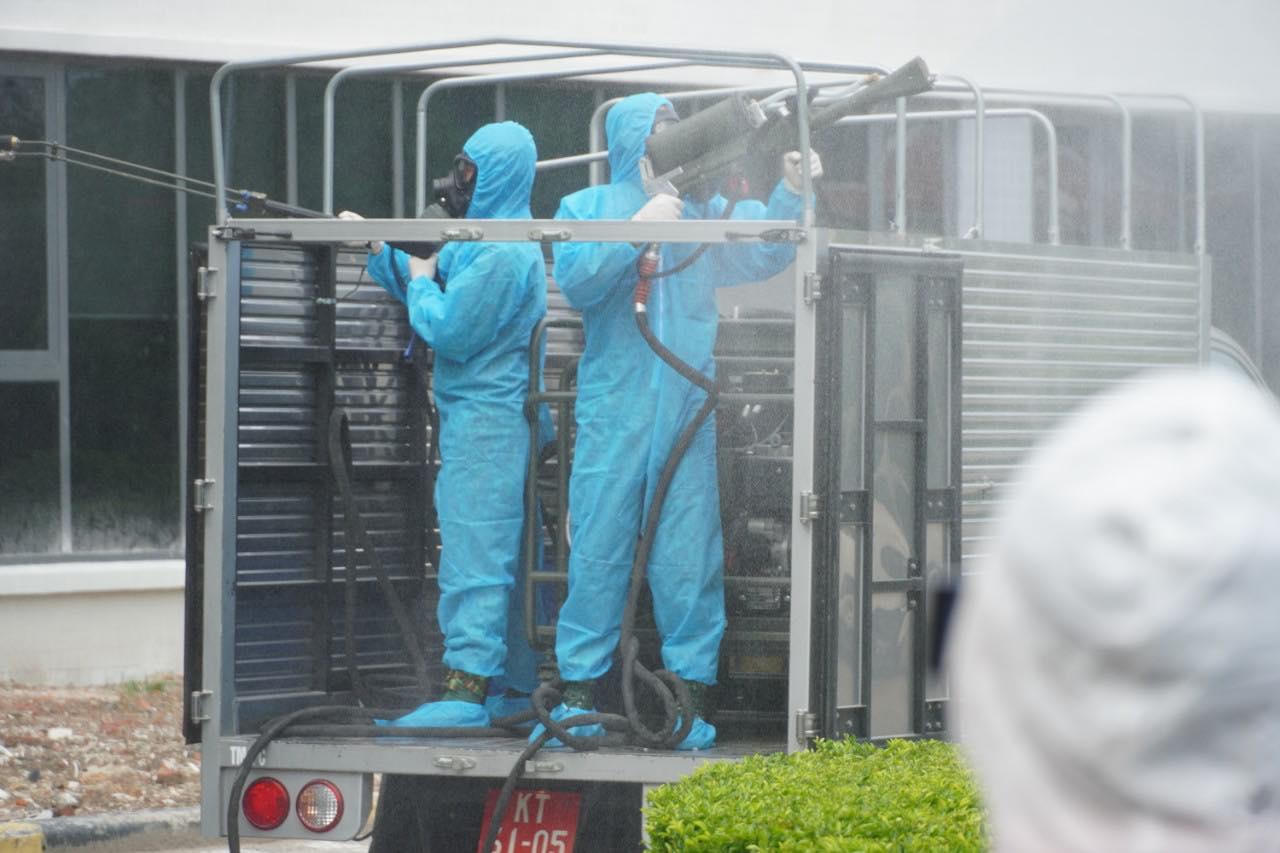 Bộ Tư lệnh Thủ đô tiến hành phun khử khuẩn một số khu vực tại Hà Nội