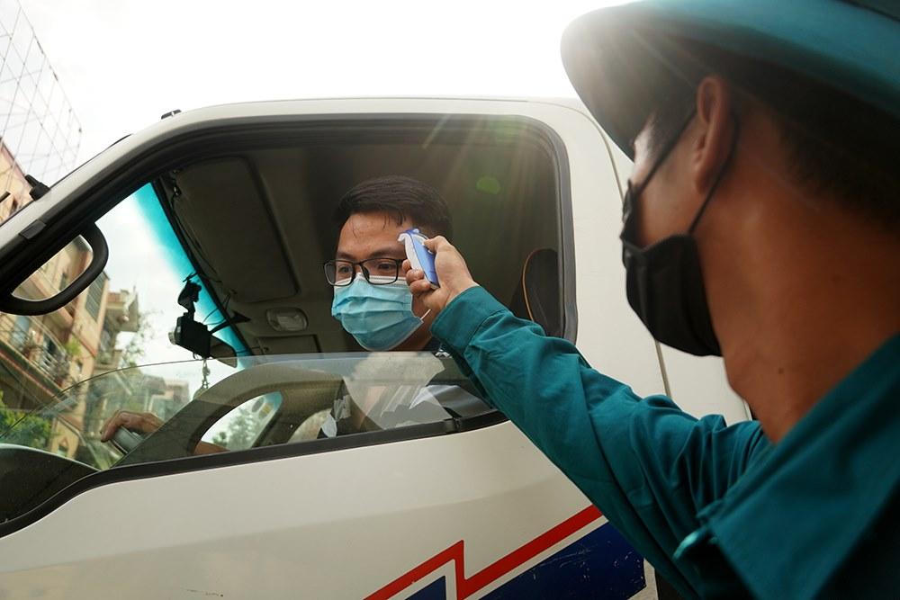 Trình giấy đi đường không hợp lệ, nhiều người Hà Nội phải quay đầu xe