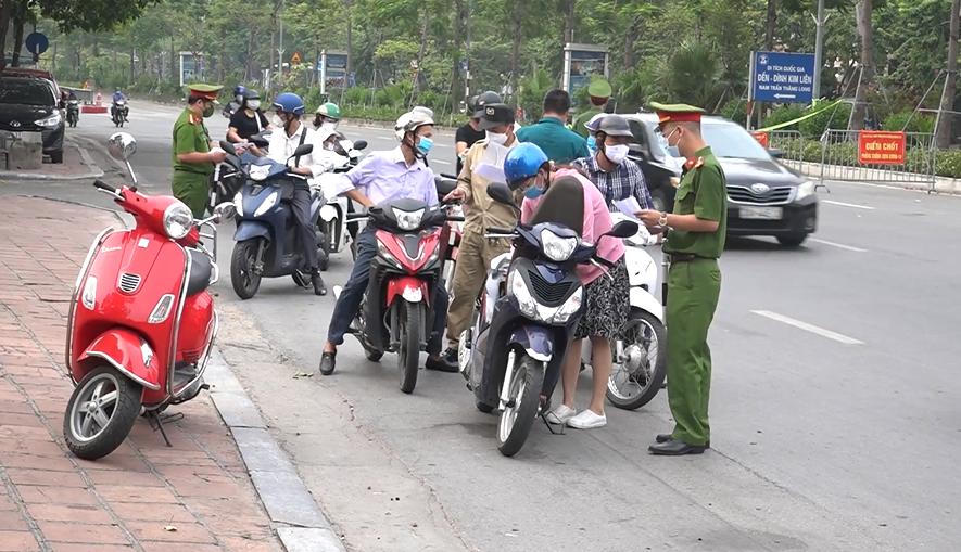 Hà Nội huy động lực lượng 'siết' lý do người dân ra đường